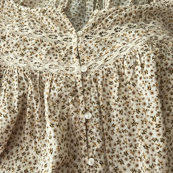 👚NWOT👚ADORABLE OLD NAVY BUTTON DOWN ROUND NECK SZ L CREAM WITH SMALL FLOWERS - Picture 4 of 5